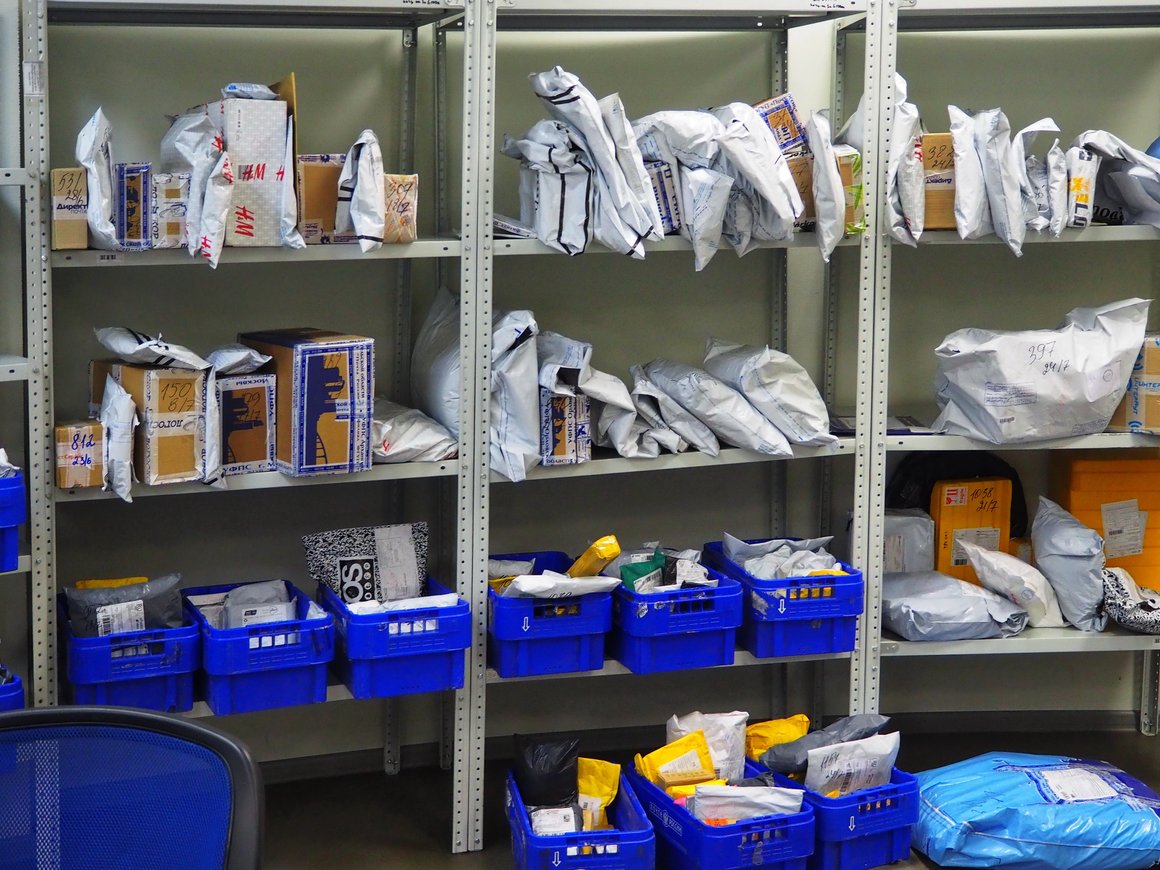 «Почта России» запустила в Москве доставку посылок за час