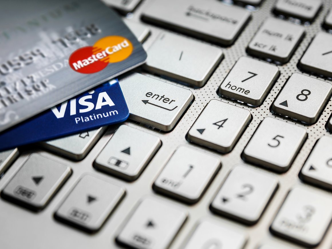 Россиянам стали предлагать дистанционно оформить Visa и Mastercard