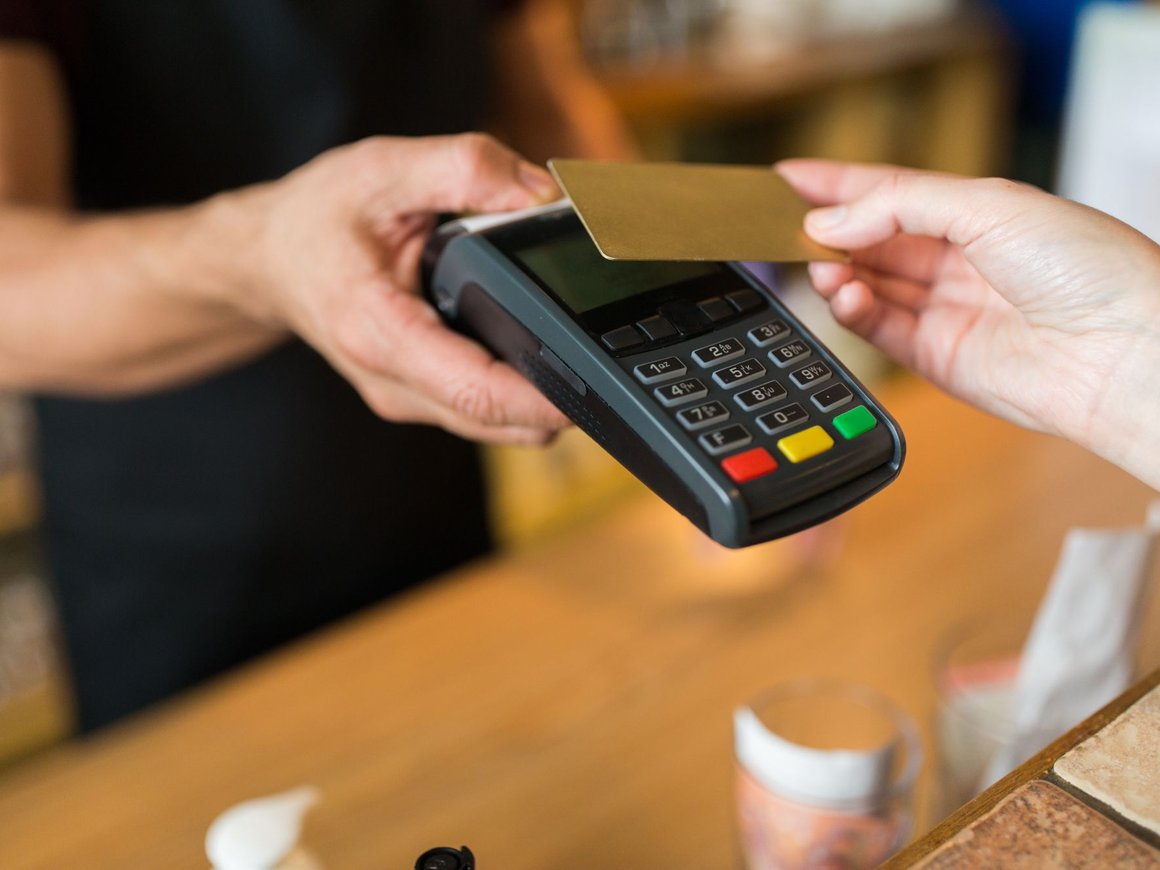 Банки стали блокировать операции не платящих проценты владельцев кредитных карт