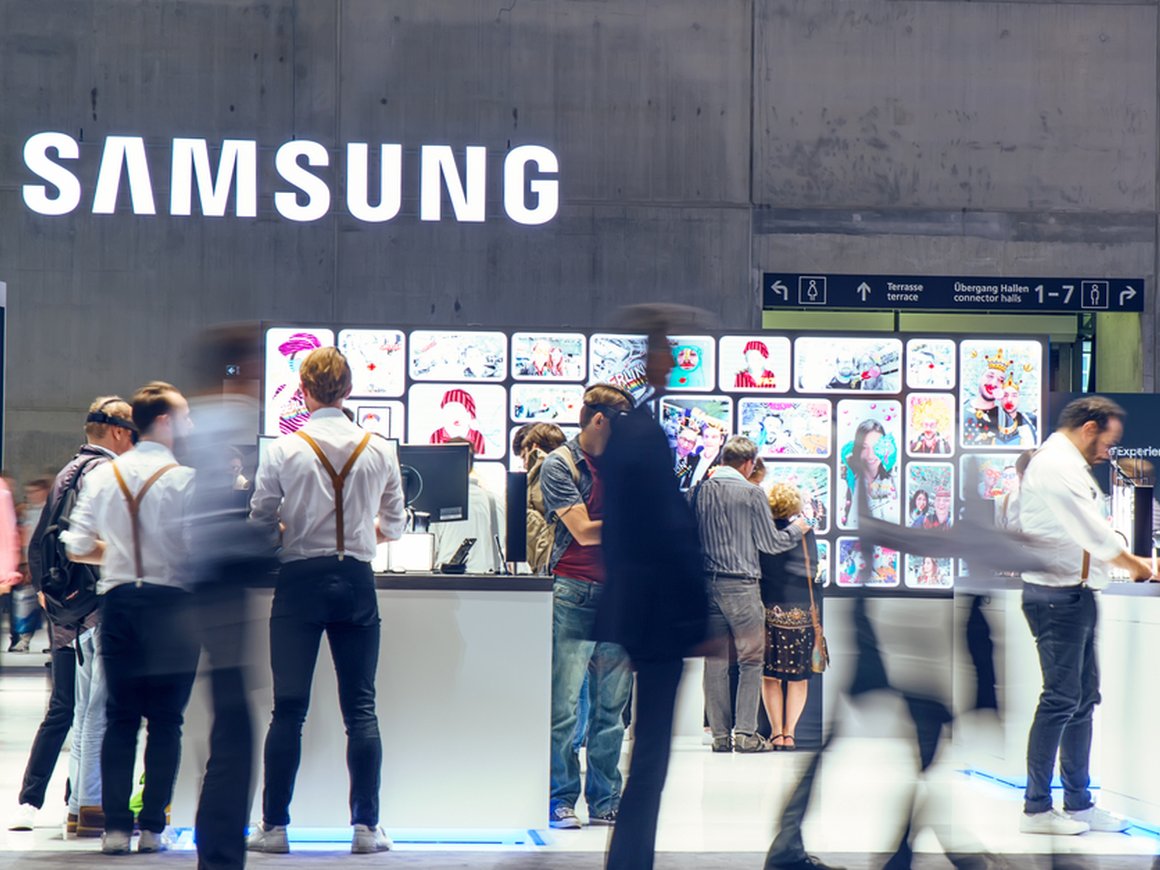 Samsung частично возобновил работу в России