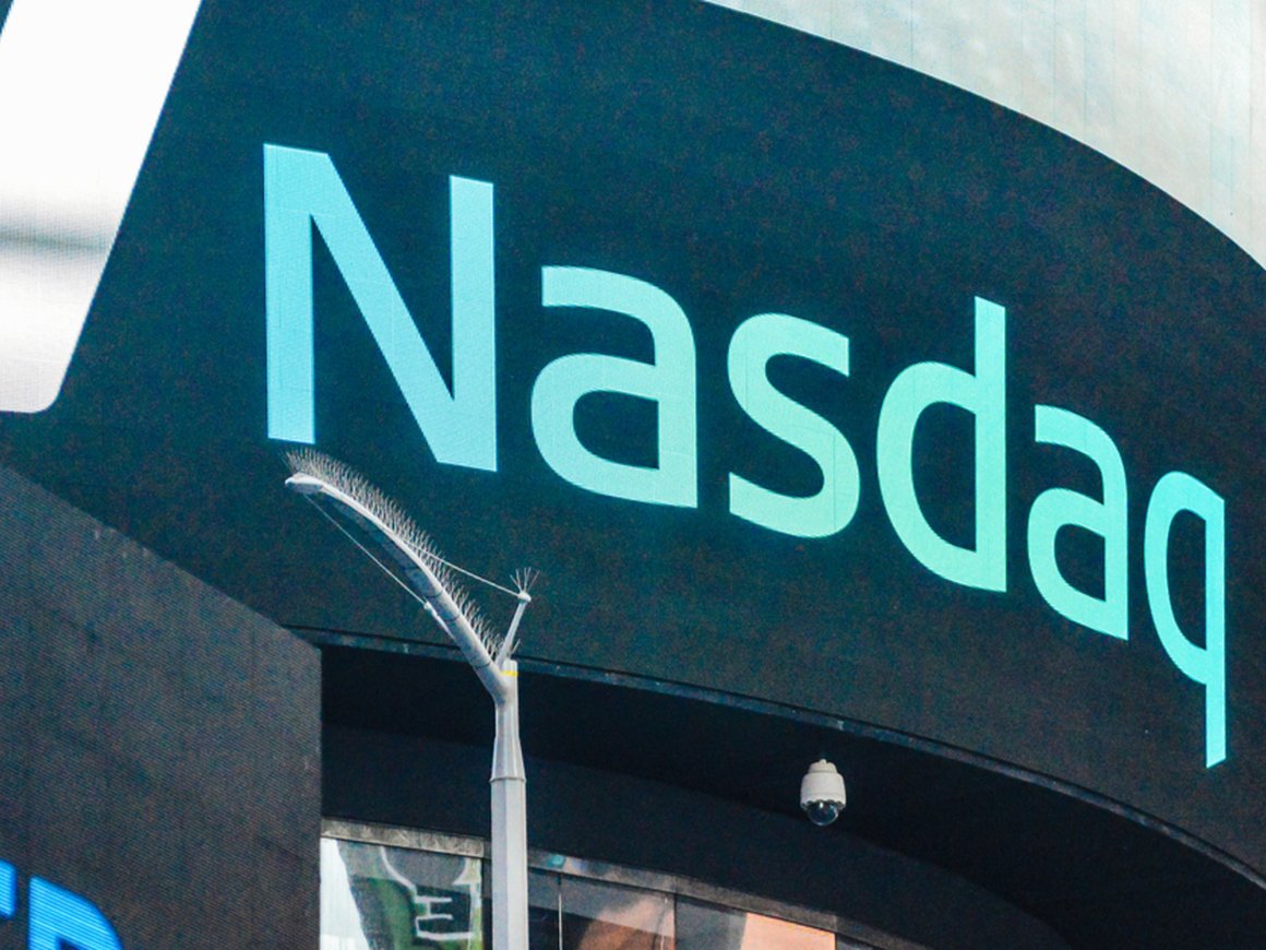 Индекс Nasdaq вырос в январе на 11%, показав лучшую динамику за 22 года