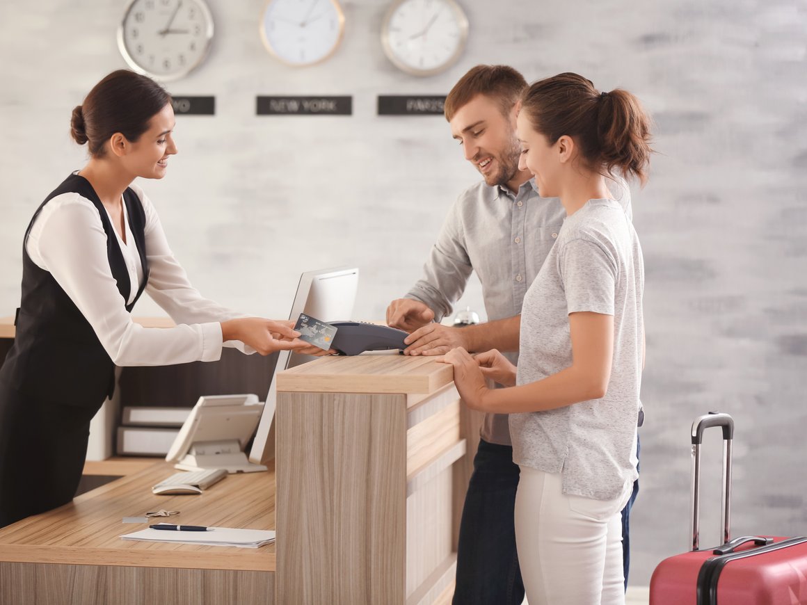 Власти могут разрешить регистрироваться в отелях через «Госуслуги» и по биометрии