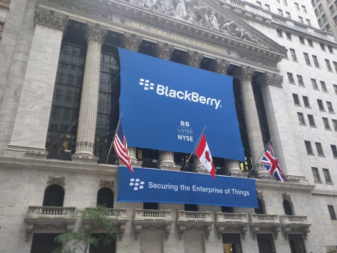 Акции BlackBerry подорожали на 18% после сообщения о возможной продаже — Reuters