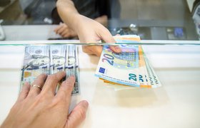 Аналитик рекомендовал не покупать доллары и евро