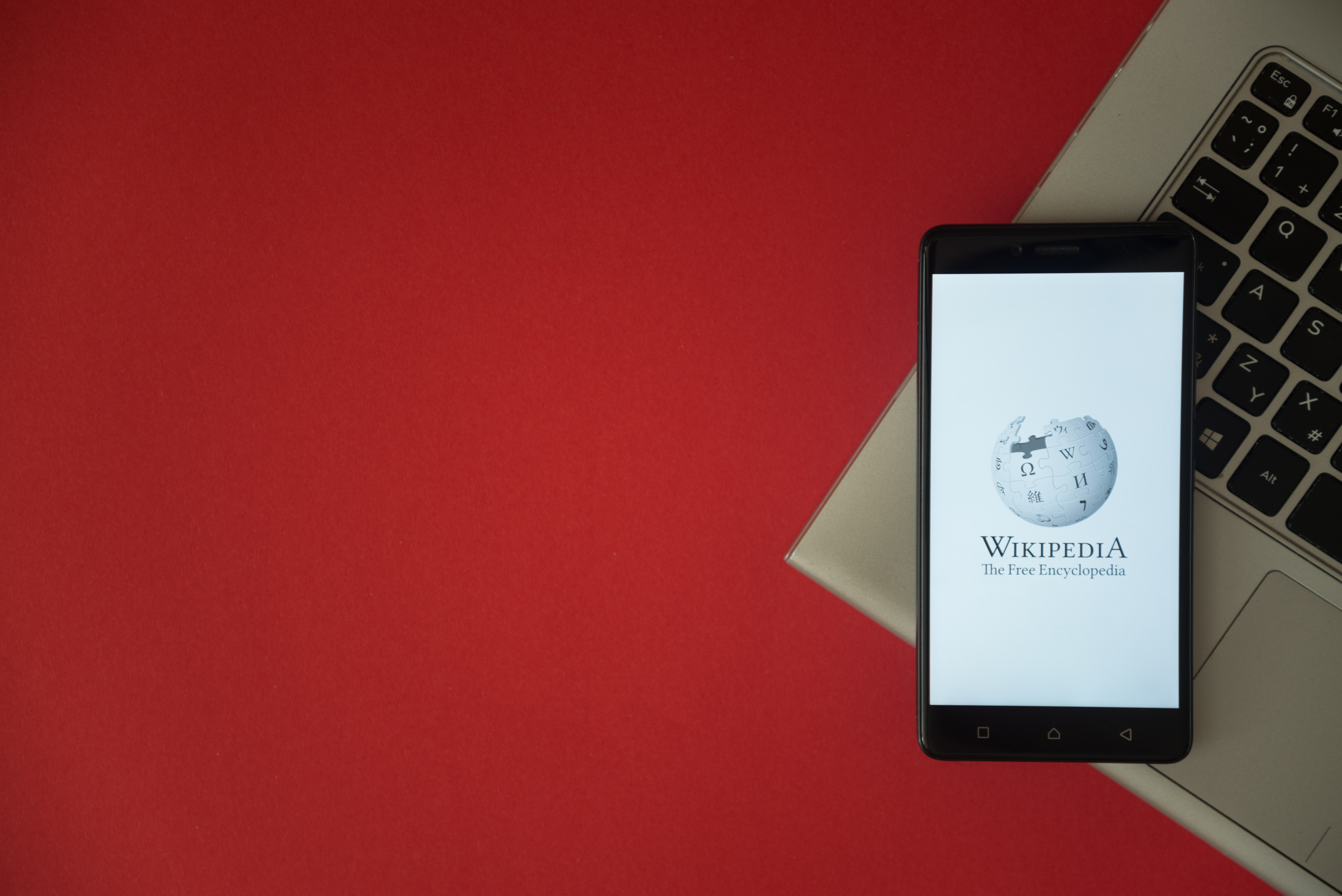 Wikipedia хочет заставить Google, Amazon и Apple платить за ее контент
