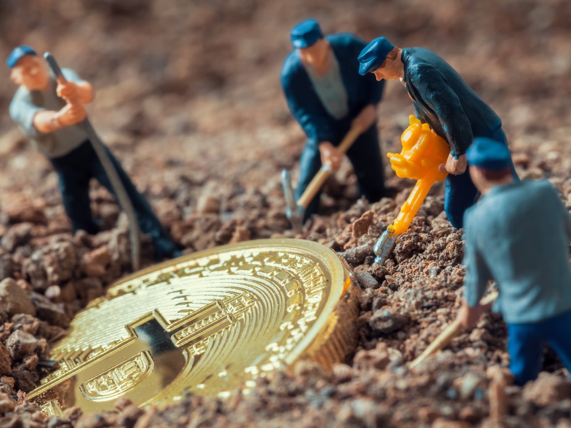 Майнинг в жилых домах предлагают запретить, куда инвестировать при доходе 60 тыс. рублей: главное 26 января