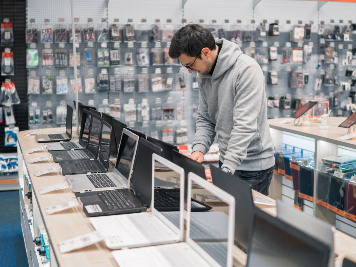 На российских складах дистрибьюторов образовался профицит ноутбуков