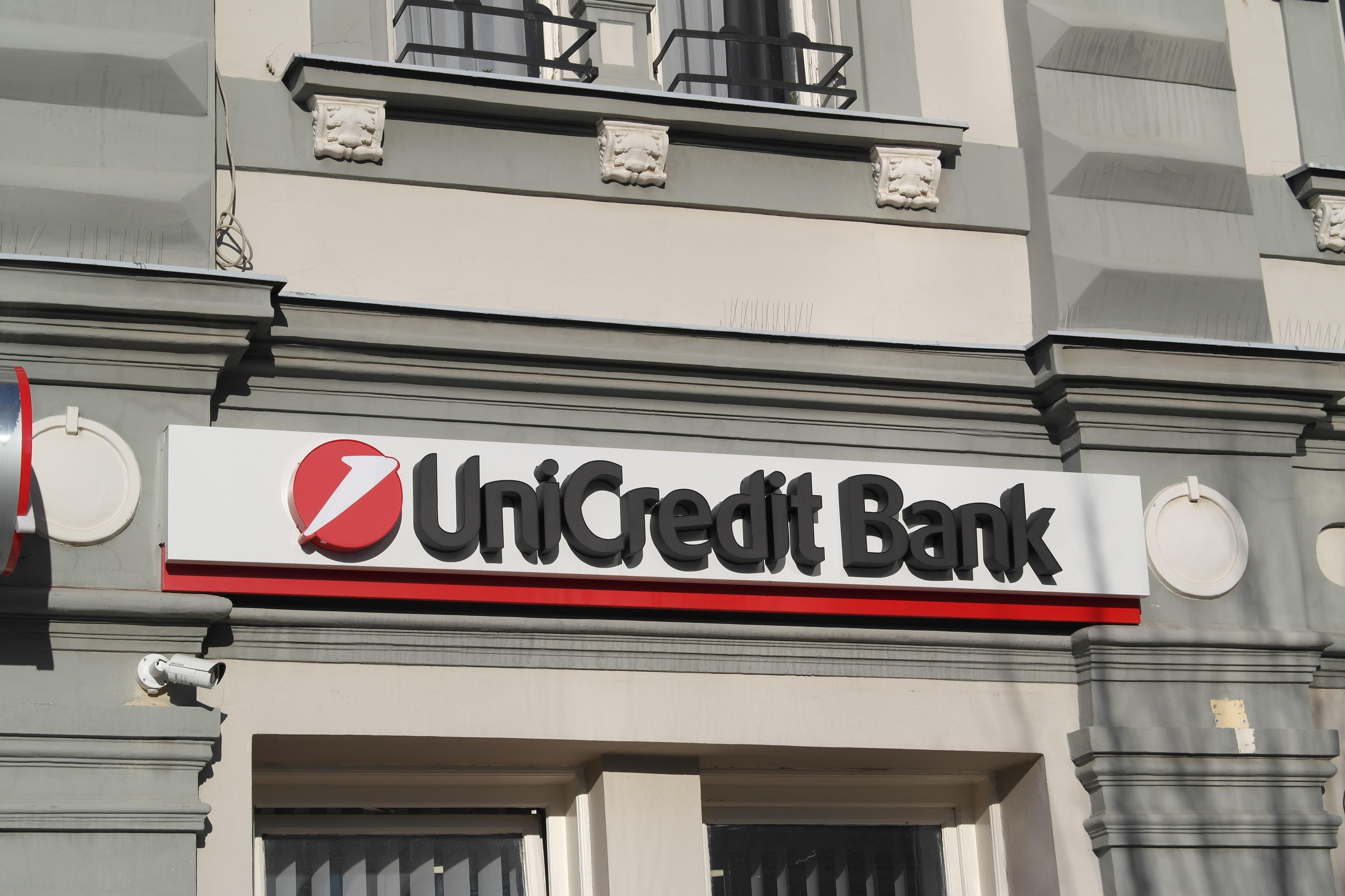 «Юникредит Банк» повысит комиссию за переводы в валюте до 5%
