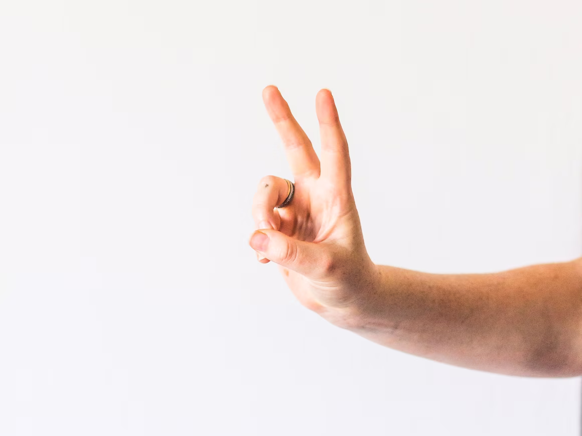 «ВКонтакте» открыла вакансию тренера по жестам