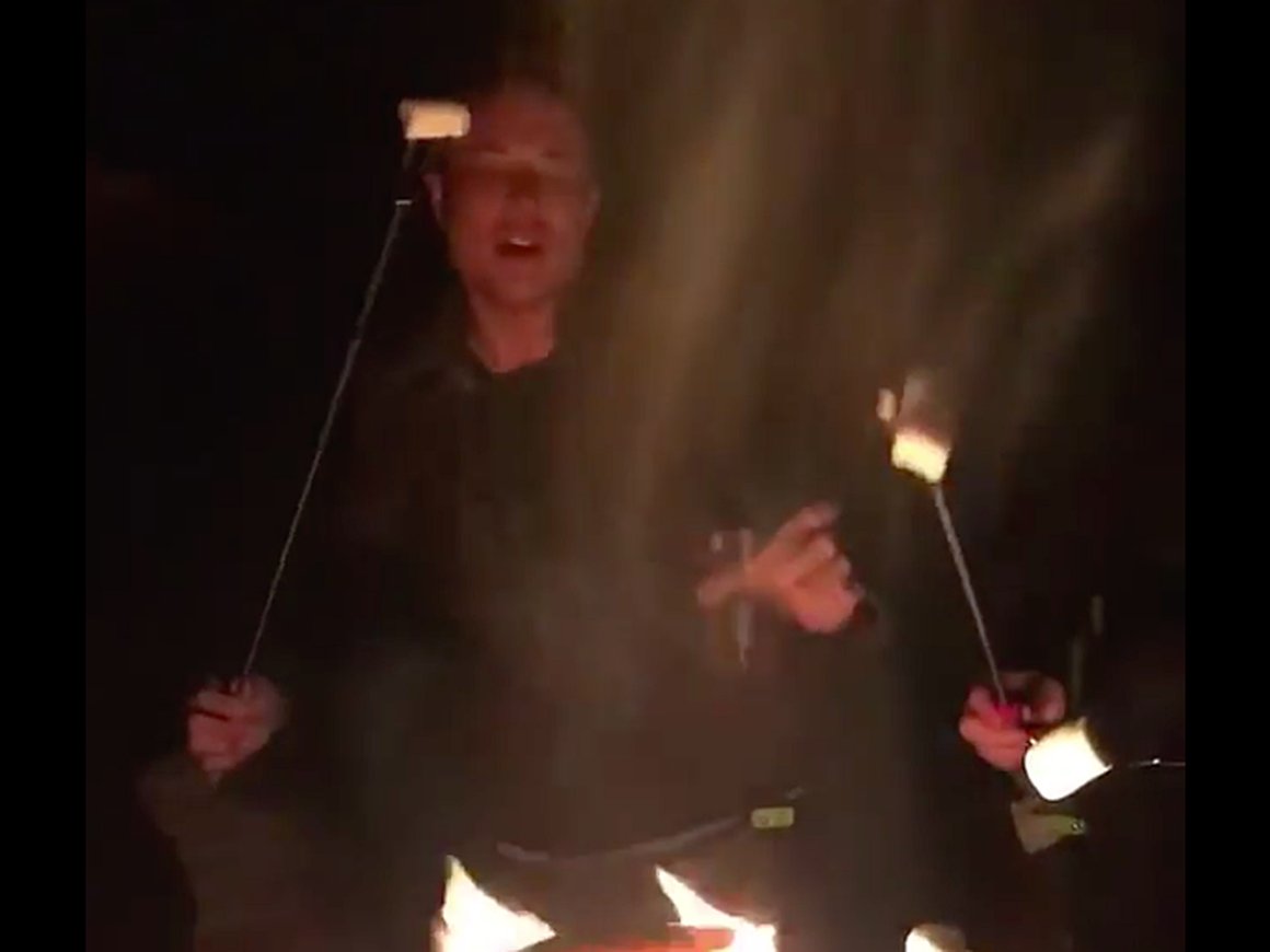 Видео дня: Илон Маск поет песни у костра на Гигафабрике