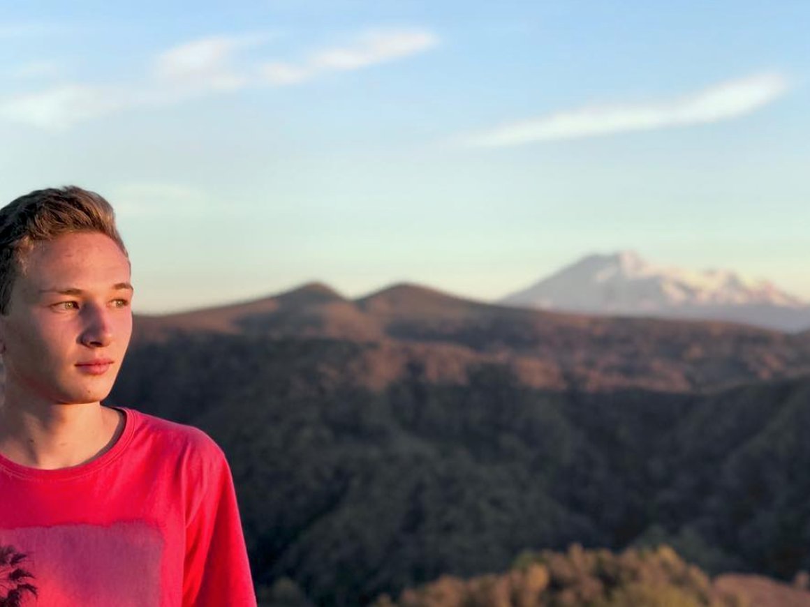 «Девочка распечатала мои фотографии и разбросала по школе». Как устроена жизнь видеоблогера–десятиклассника