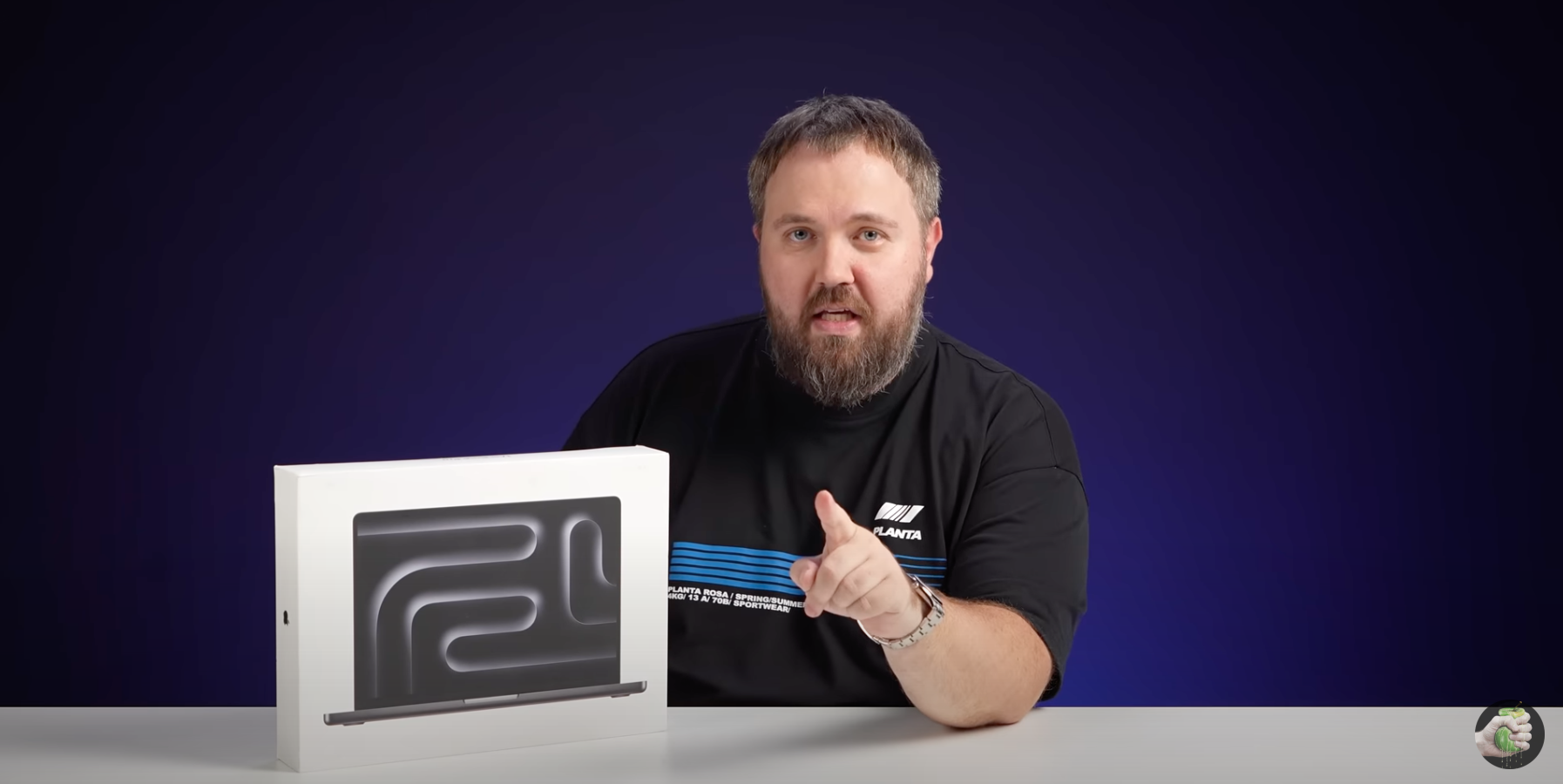Блогер Wylsacom заявил, что получил новый MacBook Pro до презентации Apple