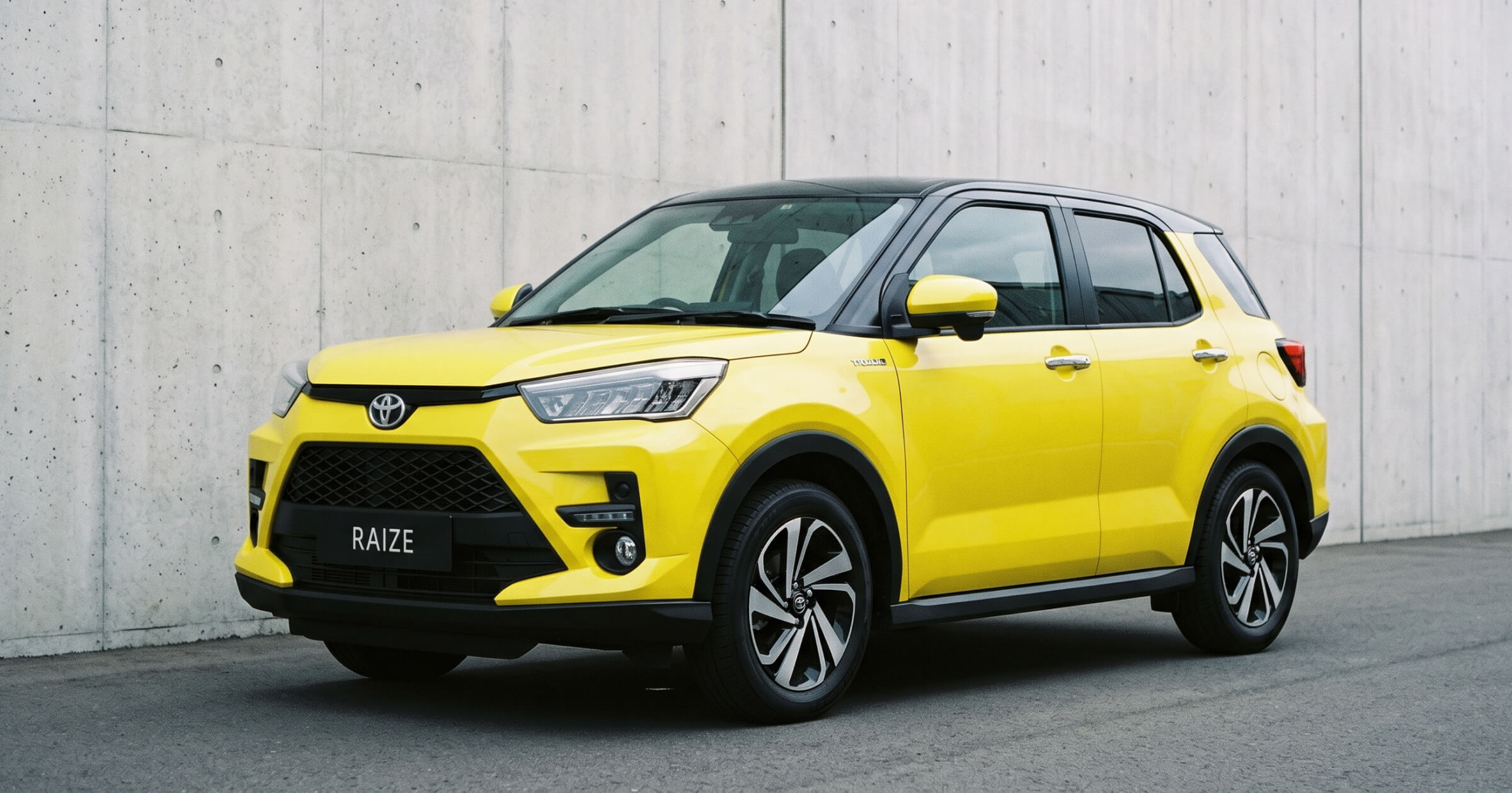 В России начали продавать компактный кроссовер Toyota Raize — по цене от 1,28 млн ₽