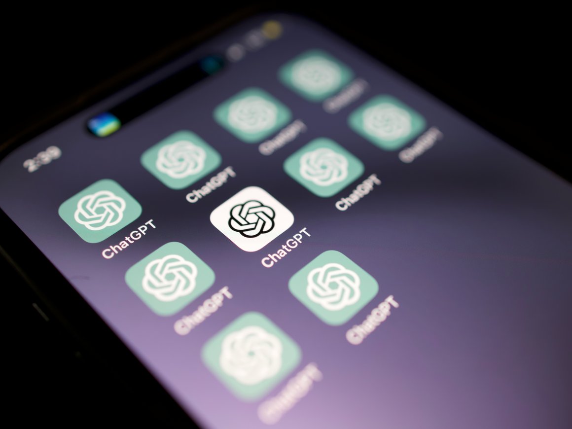 Еженедельная аудитория ChatGPT превысила 200 млн человек