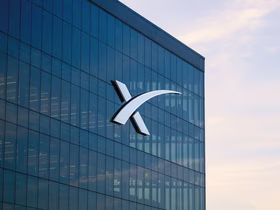 Логотип SpaceX на здании