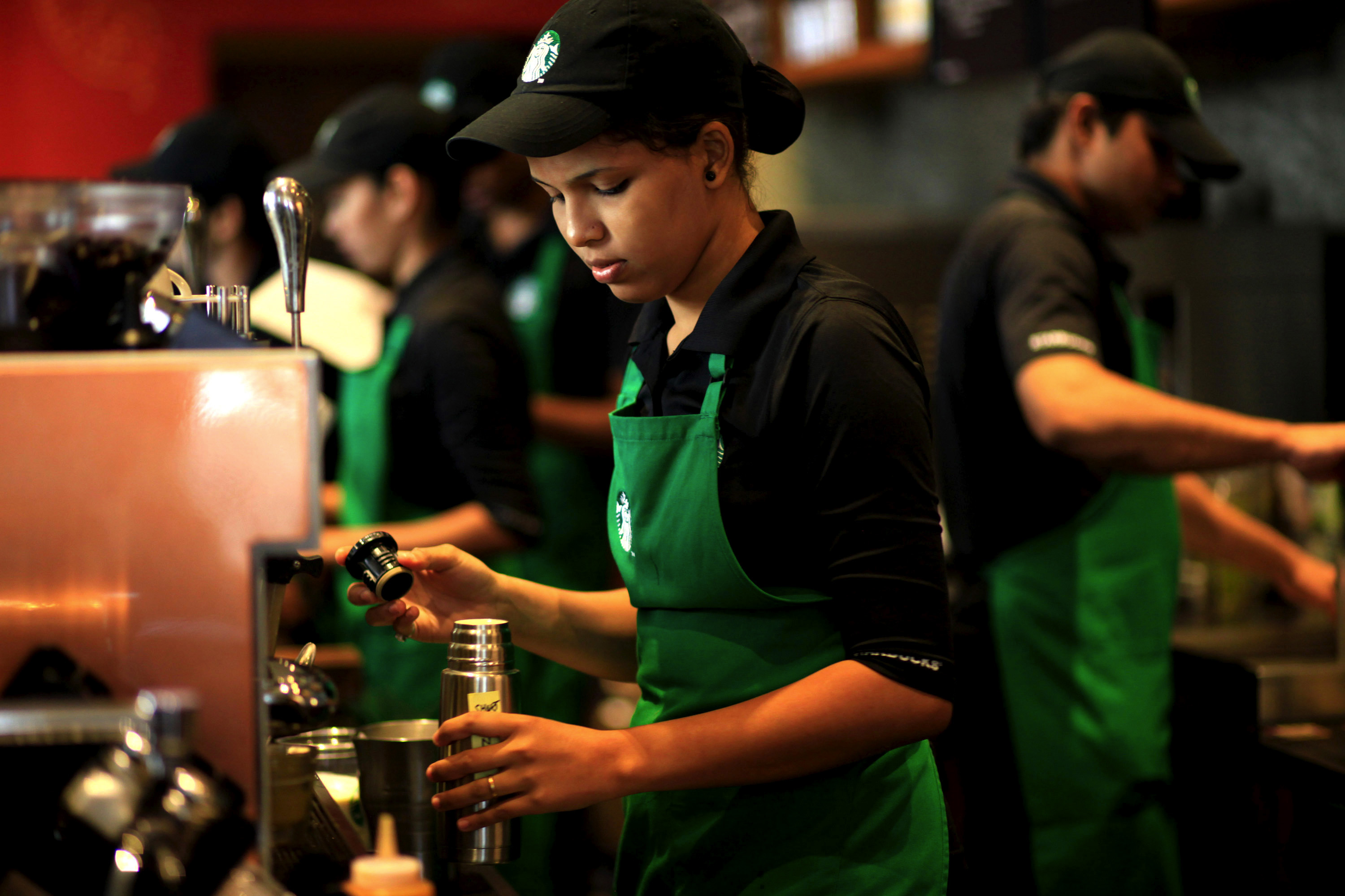 «Нам приходится бегать туда-сюда, как сумасшедшим»: бариста Starbucks — о т...