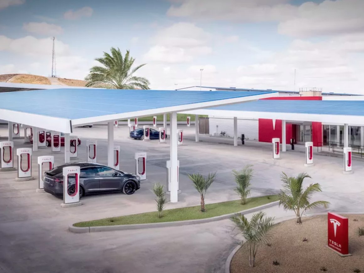 Tesla показала свою крупнейшую рабочую «заправку» для электрокаров