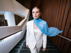 Женщина поднимается по лестнице