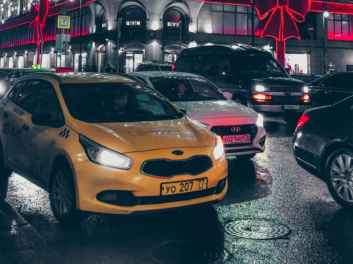 Названа средняя и максимальная зарплата таксистов в крупных городах России