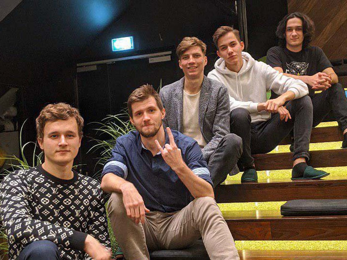 «Мы забили на учебу, чтобы другие получали образование». Как студенты создали платформу, на которой школьники учат друг друга