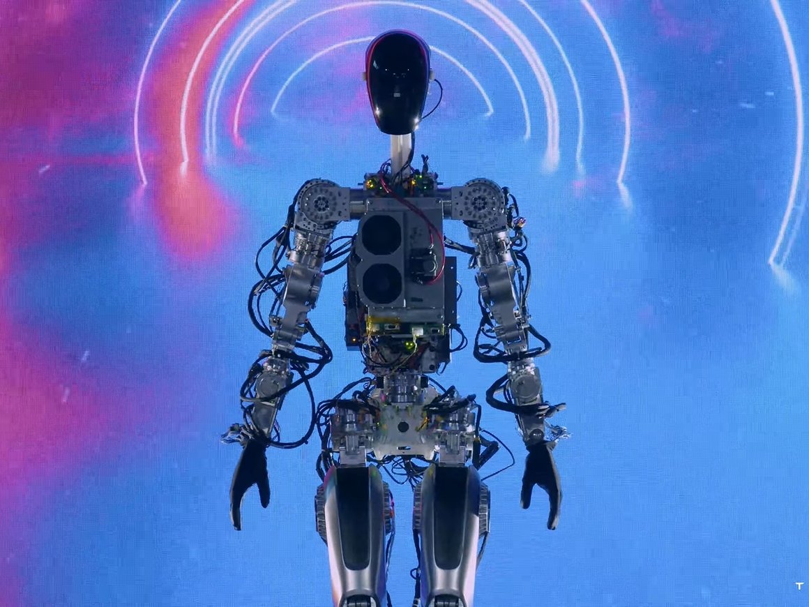 Tesla представила человекоподобного робота Optimus