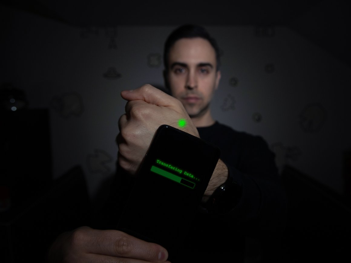 Теперь чипом в руке можно не только расплатиться, но и разблокировать Tesla