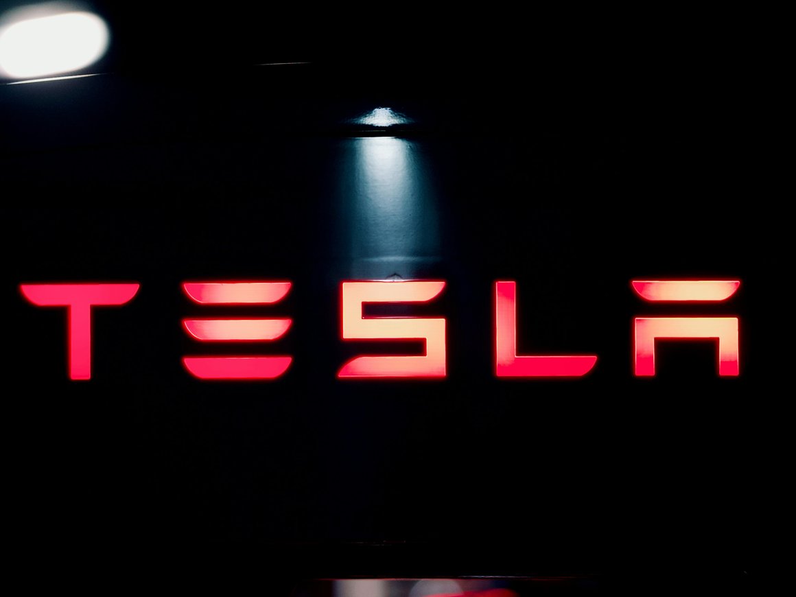 Tesla Diner: Илон Маск открыл закусочную будущего — с кино, роботами и бургерами в стиле Cybertruck