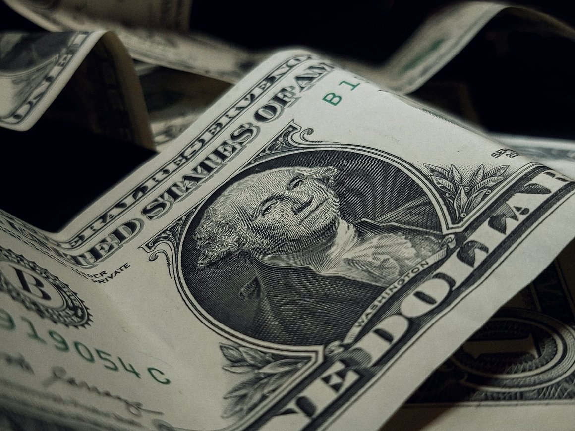 Потери от санкций для 20 отраслей несырьевого экспорта России оценили в $25,7 млрд