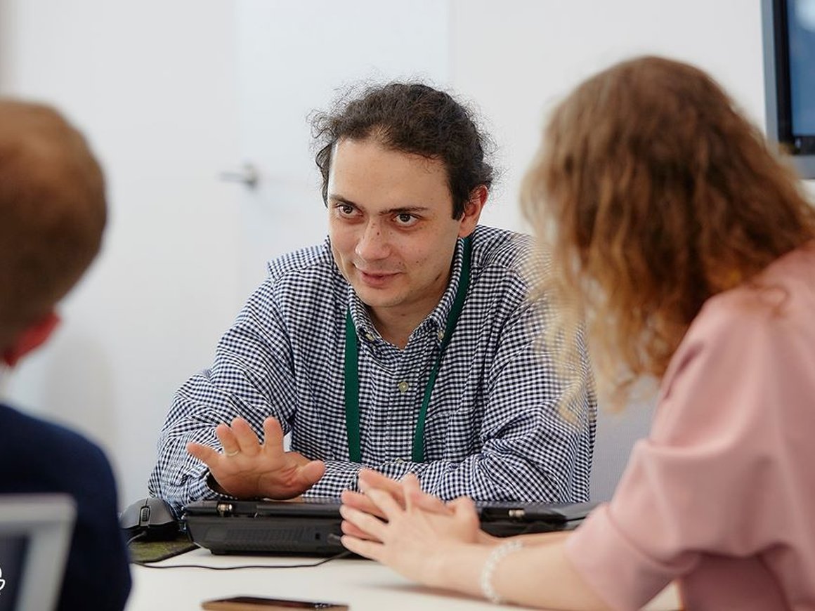 «VR с нейросетями — это будущее». Как обучение в VR изменит уроки химии