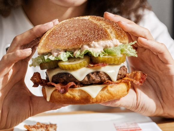 На смену розовому бургеру — Минский Бургер с картофелем: «Вкусно — и точка» запускает Белорусские недели