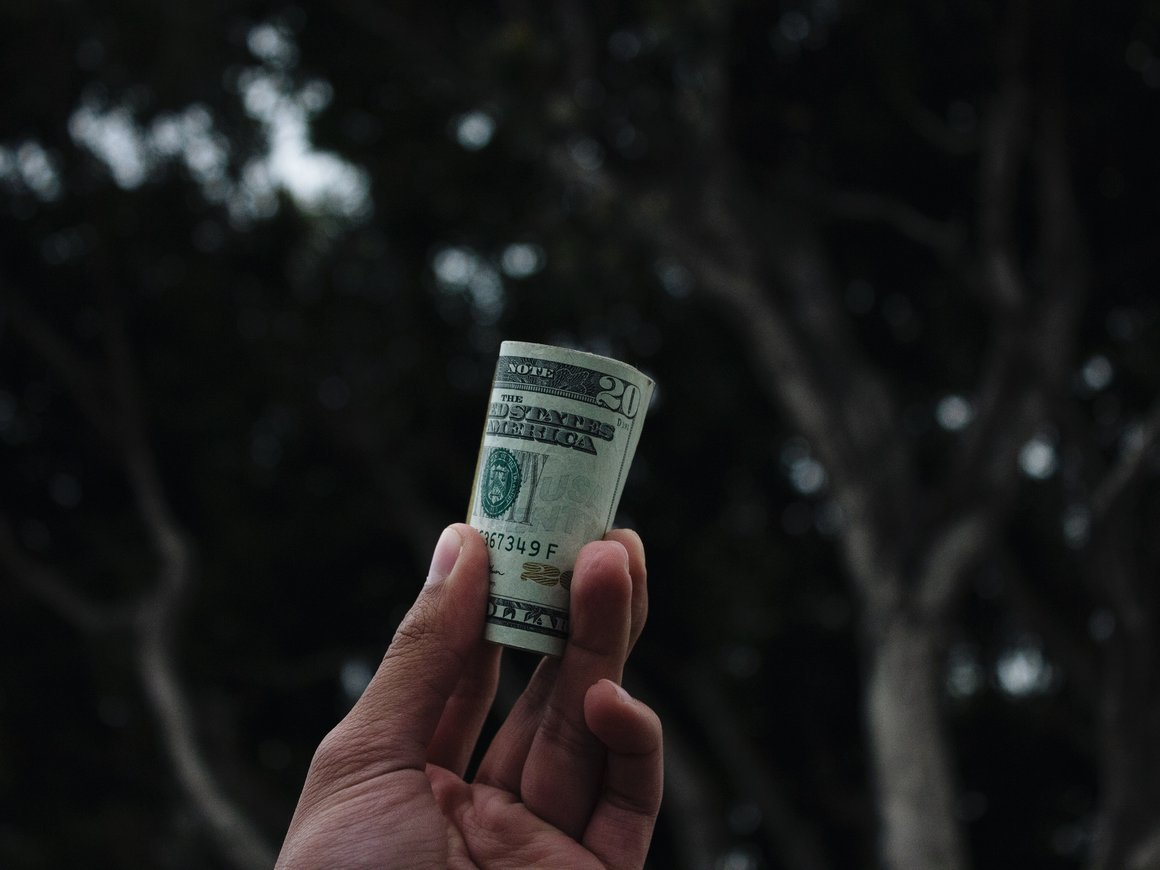 Больше 80% россиян продолжают работать по сниженной из-за карантина ставке