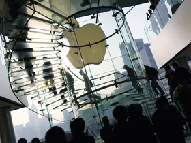 Логотип Apple на здании