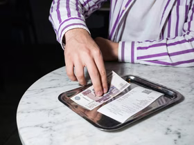 Деньги на подносе