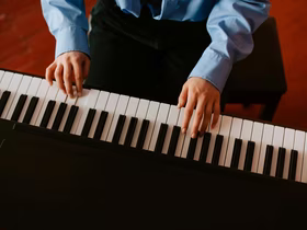 Человек играет на фортепьяно