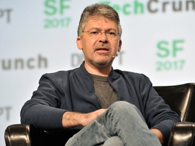 Конец непростой эпохи: глава ИИ-направления Apple покидает компанию — управление командой передадут топ-менеджерам