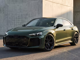 Audi RS5 на фоне бетонного здания