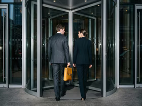 Мужчина и женщина заходят в офисное здание