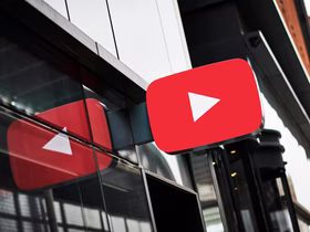 Вывеска с логотипом YouTube