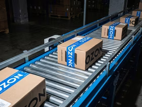 Товары Ozon на конвейере