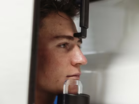 Молодой человек делает компьютерную томографию зубов