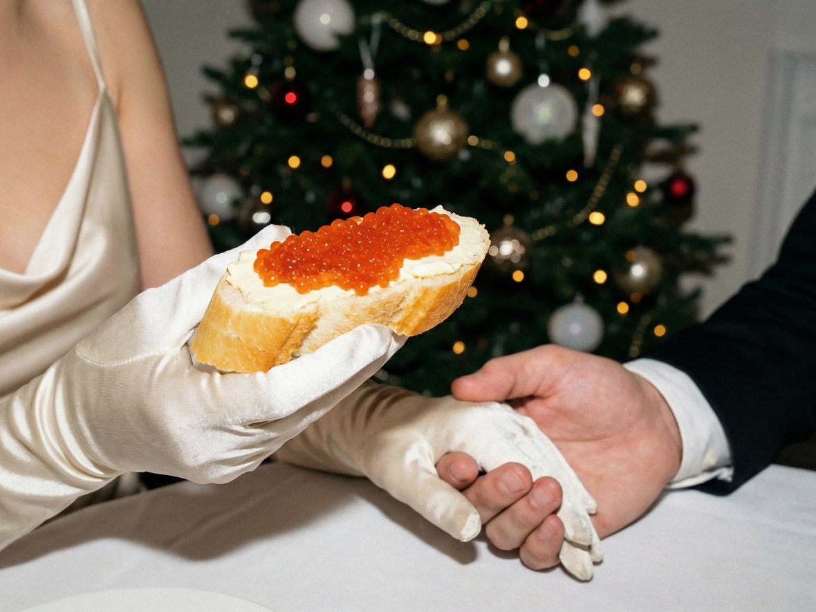 Сервировка новогоднего стола в 2025-м обойдётся в 5 тыс. ₽: минимальный набор продуктов оценивается в 3590 ₽