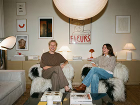 Мужчина и женщина сидят в креслах и смеются