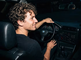Мужчина за рулём автомобиля