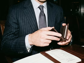 75% россиян оставляют чаевые за оказанные услуги: средний размер денежного вознаграждения — 6% от суммы чека