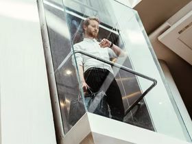 В 2026-м сильного роста зарплаты не будет: уже сейчас сотрудники меняют место работы из-за разницы в 5-10 тыс. ₽