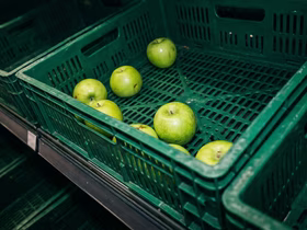 Яблоки в корзине