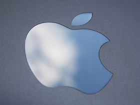 Логотип Apple на крышке MacBook