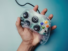 Игровая консоль в человеческой руке
