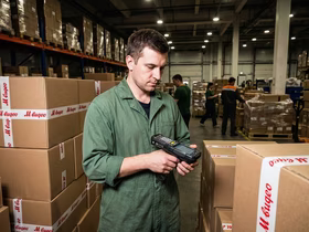 Мужчина на складе маркетплейса