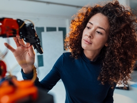 Женщина разглядывает технику